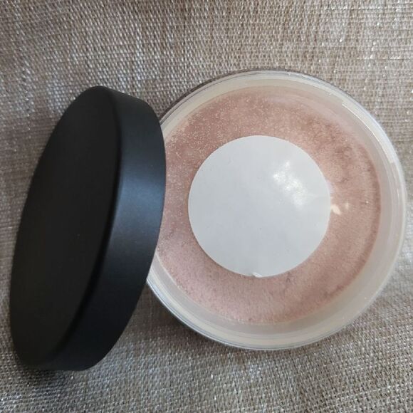 MAC Dolled-up Iridescent Powder Professional size 30g RARE DISCONTINUED - Picture 4 of 4